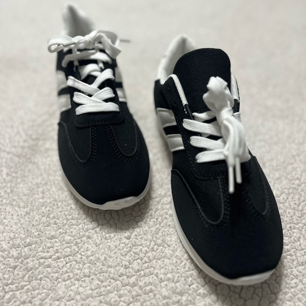 NWOT Women’s size 5.5 Black Sneakers